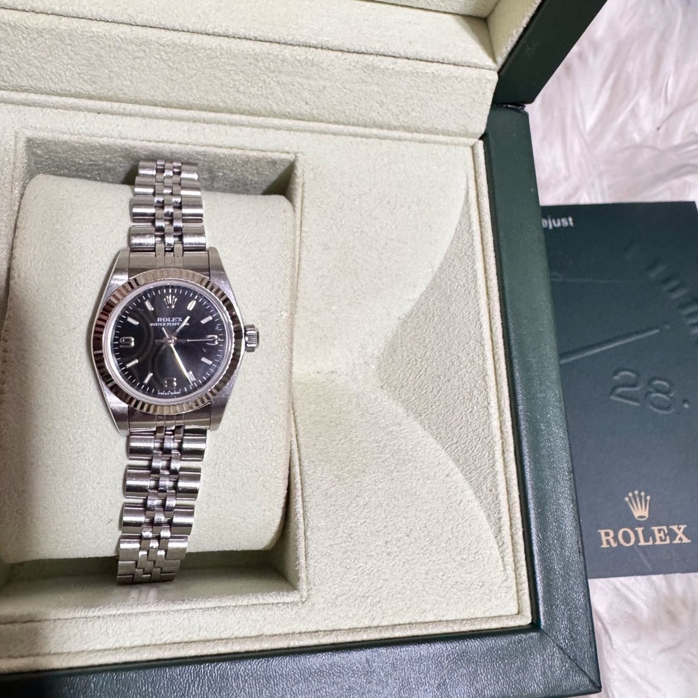 Rolex Oyster Perpetual Featuring a Jubilee Bracelet With Black Dial - Picture 3 of 10